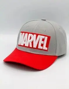 MARVEL GORRA GRIS Y VISERA ROJA LOGO