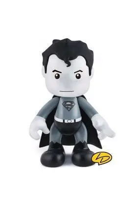 SUPERMAN BLANCO Y NEGRO 21 CM ARTOYS DC COMICS                             
