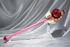 SAILOR MOON PROPLICA VARA CUTIE MOON REPLICA 44 CM (1:1)                   