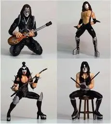 SUPERSTARS CAJA DLX SET 4 FIG 10CM KISS BANDA                              