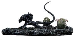 ALIENS PELÍCULA ULTIMATE DIORAMA MASTERLINE ESTATUA WARRIOR XENOMORPH FOR QUEEN ALIEN 23 CM