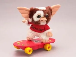 GREMLINS GIZMO EN MONOPATIN PELUCHE 20CM CON MOVIMIENTO                    