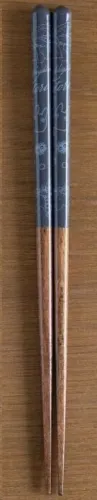 MI VECINO TOTORO SET PALILLOS LACADOS BOCETOS FONDO AZUL MARINO 21 CM