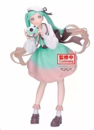 HATSUNE MIKU FIGURA HOLIDAY MEMORIES CAMERA 20 CM