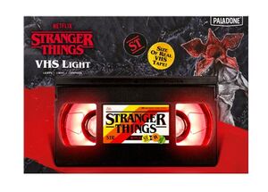 STRANGER THINGS LÁMPARA CINTA VHS LOGO