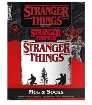 STRANGER THINGS SET TAZA Y CALCETINES LOGO