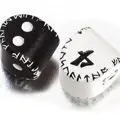 DADOS Q-WORKSHOP SET DE 2: UNIQUE RUNIC DICE D2BLACK/D4WHITE