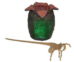 ALIEN ESTATUA EGG CON FACE HUGGER E ILUMINACION 11CM                       