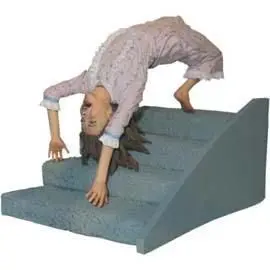 CULT CLASSICS SERIE 7 FIG 18CM - EL EXORCISTA: REGAN EN ESCALERAS          