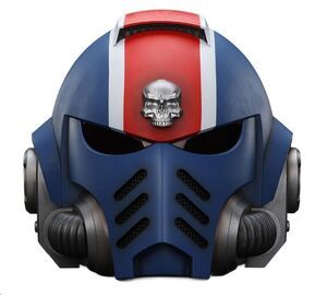 WARHAMMER 40K SPACE MARINE 2 RÉPLICA ULTRAMARINES TENIENTE TITUS CASCO 30 CM