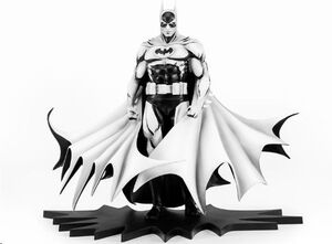 BATMAN PX ESTATUA PVC 1/8 SDCC 2024 BATMAN VERSIÓN BLANCO Y NEGRO 27 CM