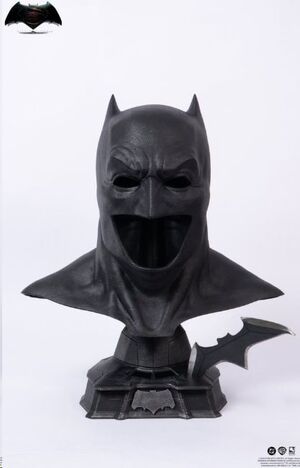 LIGA DE LA JUSTICIA: BATMAN V SUPERMAN. EL AMANECER DE LA JUSTICIA RÉPLICA 1/1 CAPUCHA DE BATMAN 51 CM