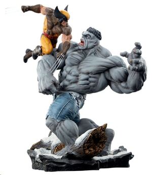 MARVEL ESTATUA HULK GRIS VS LOBEZNO 58 CM