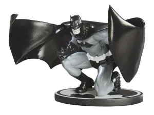 BATMAN BLACK & WHITE ESTATUA POR JIM LEE                                   