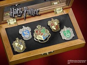 HARRY POTTER SET 5 PINS HOGWARTS HOUSE                                     