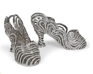 WICKED: PARTE II RÉPLICA PROP NESSAROSE'S SILVER SLIPPERS