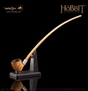 EL HOBBIT UN VIAJE INESPERADO RÉPLICA 1/1 LA PIPA DE BILBO BOLSÓN 35 CM