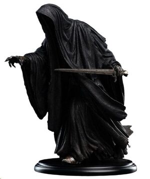 LA TRILOGÍA DE EL SEÑOR DE LOS ANILLOS ESTATUA RINGWRAITH AT THE PRANCING PONY 18 CM