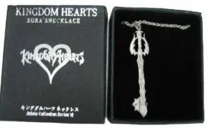 KINGDOM HEARTS COLGANTE LLAVE HACHA KINGDOM HEARTS COLGANTE LLAVE HACHA