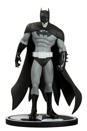 BATMAN ESTATUA BLACK & WHITE GOTHAN KNIGHT                                 