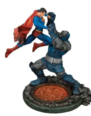 SUPERMAN VS DARKSEID ESTATUA RESINA                                        