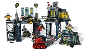 LEGO SUPER HEROES LA BATCUEVA                                              