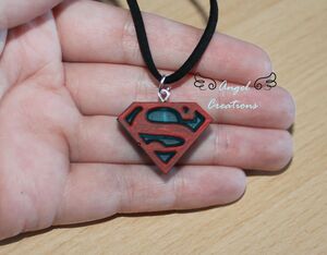 ANGEL CREATIONS COLGANTE LOGO SUPERMAN                                     