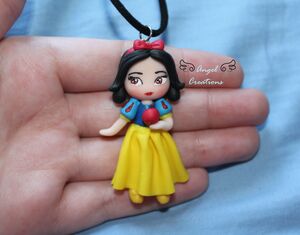 ANGEL CREATIONS COLGANTE PERSONAJE BLANCANIEVES                            