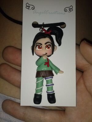 ANGEL CREATIONS COLGANTE PERSONAJE VANELLOPE DE ROMPRERALPH                