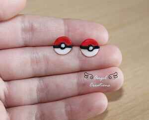 ANGEL CREATIONS PAR PENDIENTES POKEBALL                                    