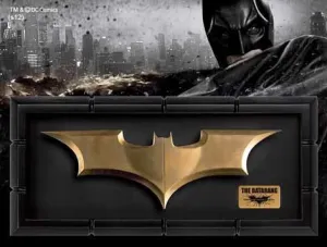 BATMAN CABALLERO OSCURO BATARANG REPLICA 22 CM EN EXPOSITOR                