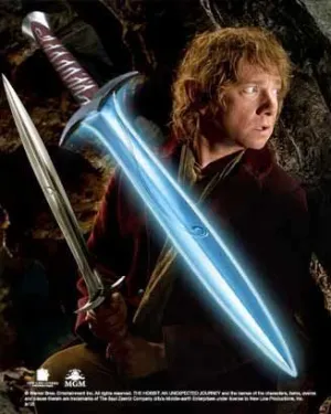 EL HOBBIT BILBO BOLSON DARDO CON LUZ, REPLICA ESPADA TAMAÑO REAL DE 55 CM  