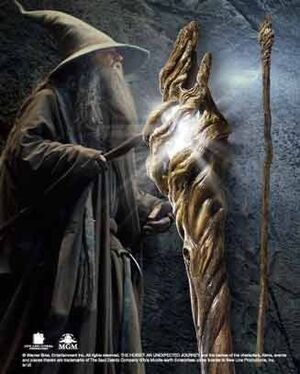 EL HOBBIT GANDALF REPLICA VARA CON LUZ A TAMAÑO REAL DE 185 CM             