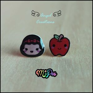 ANGEL CREATIONS PAR PENDIENTES BLANCANIEVES + MANZANA                      