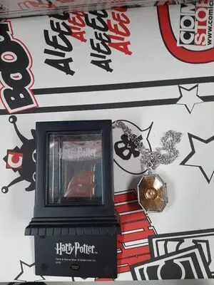 SALDO - HARRY POTTER HORROCRUX GUARDAPELO DE SALAZAR SLYTHERIN EN EXPOSITOR